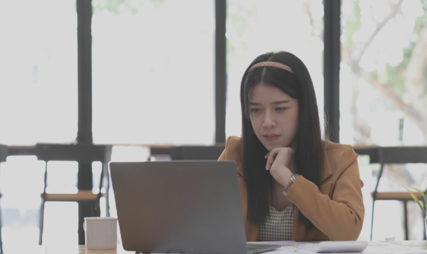 Professionelle Beratungsatmosphäre im xalvorynex Büro