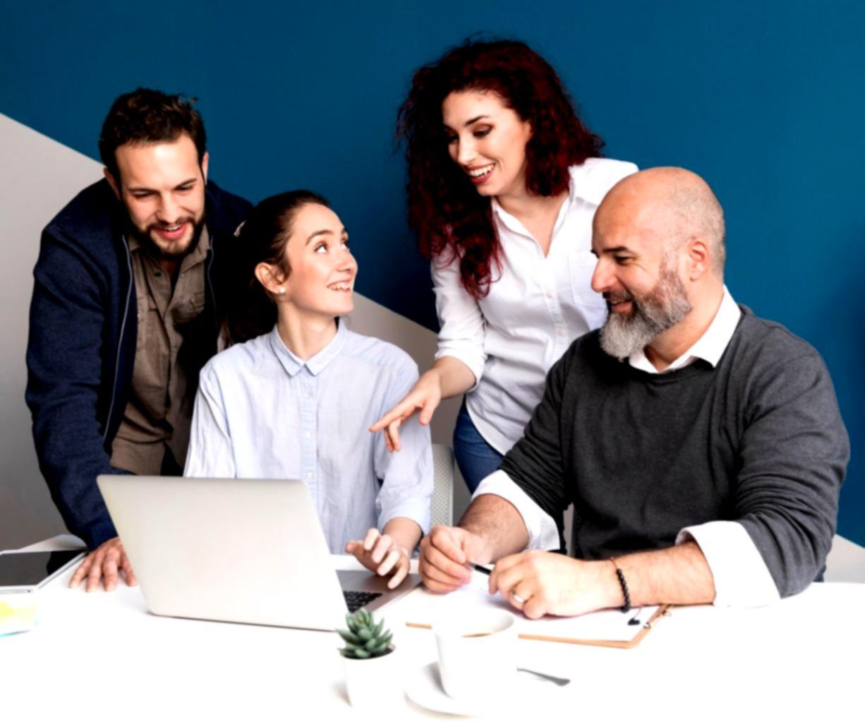 Arbeitsplatz mit Finanzunterlagen und Laptop