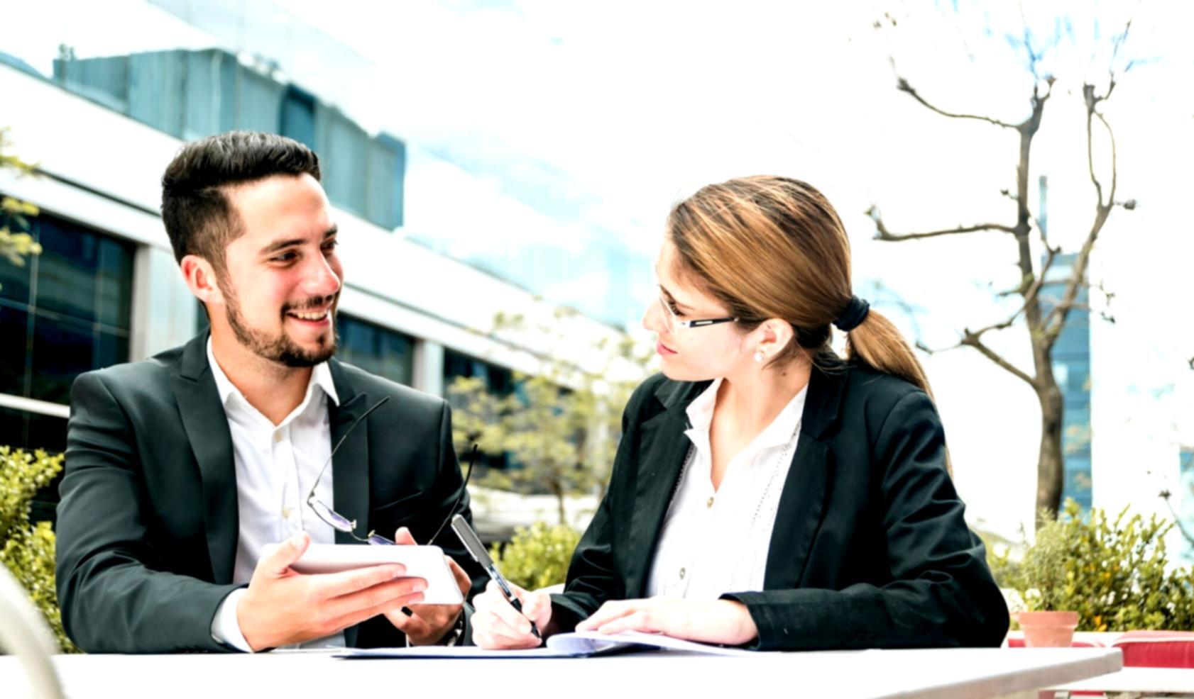 Teilnehmende während einer praktischen Projektarbeit im Programm